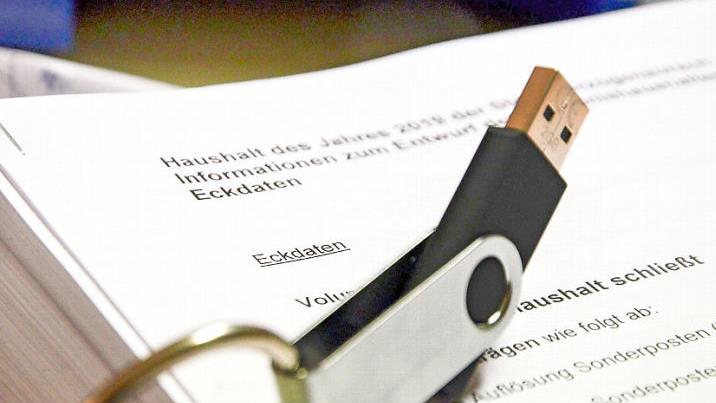 USB-Stick statt Aktendeckel: Das "digitale Rathaus" hält auch in Teuschnitz Einzug.  Symbolfoto: Archiv/Panzer