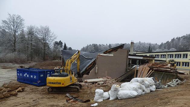 Der Abriss der Schulsporthalle  in G&ouml;&szlig;weinstein hat begonnen. Foto: Thomas Weichert