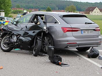 Schwerer Unfall auf der Kreuzung au&szlig;erhalb von M&uuml;hlhausen. Der Motorradfahrer wurde ins Krankenhaus gebracht. Foto: Niklas Schmitt