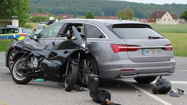 Schwerer Unfall auf der Kreuzung außerhalb von Mühlhausen. Der Motorradfahrer wurde ins Krankenhaus gebracht. Foto: Niklas Schmitt