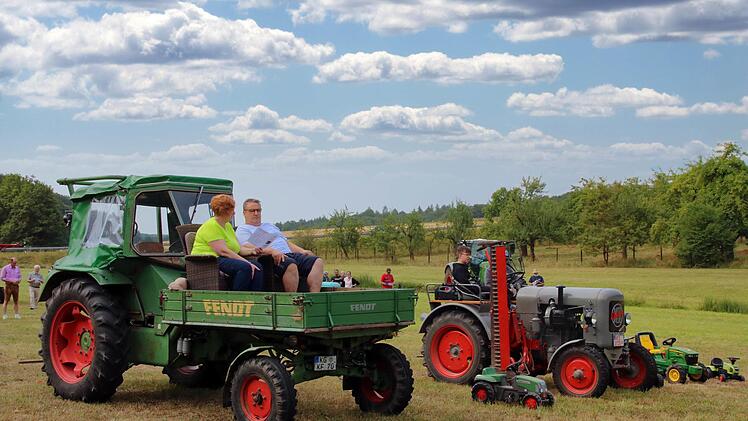 Einen Logenplatz beim Wortgottesdienst mit Traktorsegnung hatten die  Besitzer dieses Traktors auf der Ladefläche. Foto: Dieter Britz