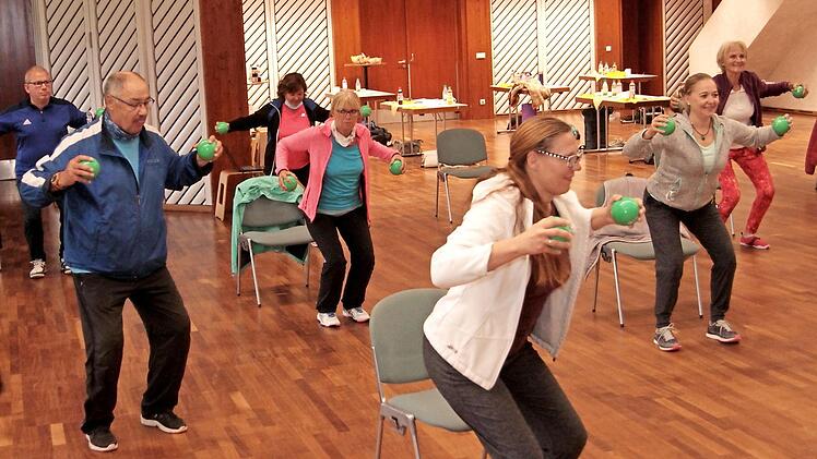 Beim Herzsport mit dem Gymnastikball werden alle Muskeln angesprochen. Bei der Fortbildung in Ebelsbach wurden weitere Übungen gezeigt.