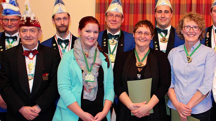 Wenn ein Narr viel schafft, hat er eine Ehrung verdient. Unser Foto zeigt Ehrende und Geehrte mit KVO-Präsident Manfred Krapp, Ordenskanzler Roman Kirzeder, André Münch, Barbara Staudt, Hans-Dieter Endres, Hedi Wohlfart, André Henß, Barbara Jüttner, Roland Seufert und FEN-Vizepräsidenten Norbert Graber.