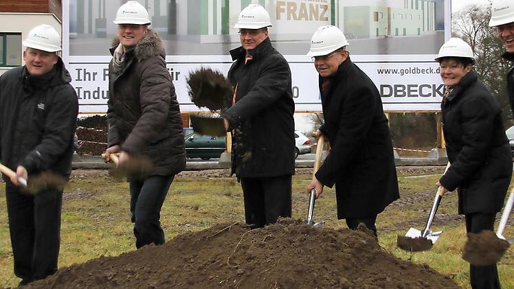 Beim Spatenstich in Neuses (von links): Michael Körber (Firma Goldbeck), Planer Horst Hanna, Andreas Truckenbrodt (Firma Goldbeck), Bürgermeister Wolfgang Beiergrößlein, Seniorchefin Irma Franz und Inhaber Lothar Franz