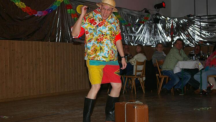 Bauer Eugen alias Ottmar Schraut. Er kam gerade aus dem Afrika-Urlaub zurück. Die Vuvuzela beweist es.