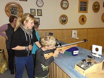 Ruhige Hand und sicheres Auge: Bei den Poppenrother Schützen konnten junge Leute ihre Treffsicherheit testen.Wolfgang Wimmel