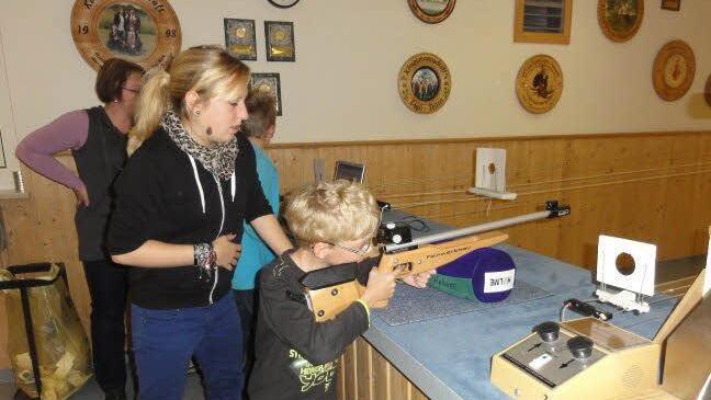 Ruhige Hand und sicheres Auge: Bei den Poppenrother Schützen konnten junge Leute ihre Treffsicherheit testen.Wolfgang Wimmel