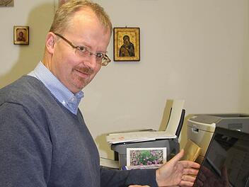 Regionaldekan Thomas Teuchgräber ist aufgeschlossen, wenn es um Facebook und Co. geht, doch das persönliche Gespräch ist durch nichts zu ersetzen. Foto: Sonja Adam