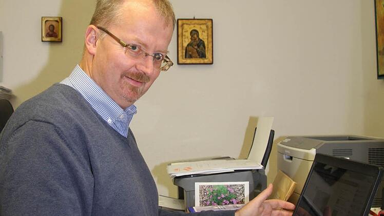 Regionaldekan Thomas Teuchgräber ist aufgeschlossen, wenn es um Facebook und Co. geht, doch das persönliche Gespräch ist durch nichts zu ersetzen. Foto: Sonja Adam