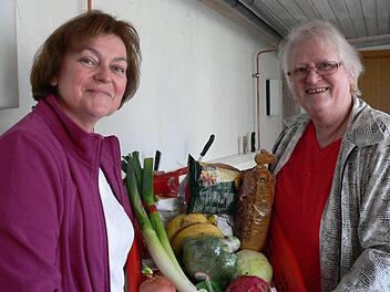 Christine Gehrlein (links) und Brigitte Schüßler von der Wildfleckener Initiative "Tischlein deck dich" packen regelmäßig Lebensmittelkörbe für Bedürftige. Foto: Susanne Wahler-Göbel