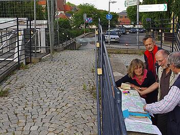 Die Kronacher Kreisvorsitzende vom Bund Naturschutz, Elisabeth Hoffmann, Kreisrat Matthias Rudolph, Stadtrat Peter Witton, sowie der Kronacher ADFC-Kreisvorsitzende Michael Kestel (von links) fordern eine zeitnahe Renovierung des Schwarzen Stegs. Foto: Heike Schülein