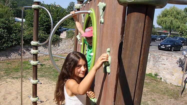 Giulia und Johann am Klettergerüst. Foto: Ralf Ruppert