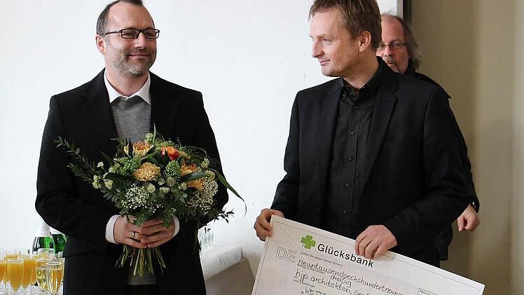 Zweiter Preis für Herbert Osel (links) und Jürgen J. Hauck vom Büro HJP Architekten aus Schweinfurt. Foto: Ulrike Nauer