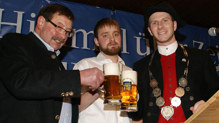 Franz-Josef und Max Göller stellten zusammen mit Bierprinz Sebastian Gocker (von links) den 2017er Fastenbock vor und stießen auf einen gelingenden Abend an.