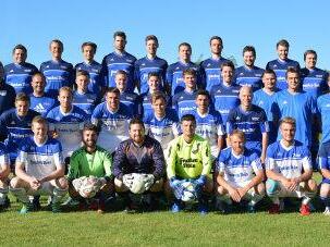 Mit diesem Kader geht der FC Mitwitz in die Saison 2017/18: (vorne von links) Luis Langbein, Markus Angermüller, Bedirhan Ari, Steffen Rubenbauer, Jan Winterstein, Johan Wrzyciel und Tobias Gentzsch; (2. Reihe): Johannes Schmidt, Christian Beiergrößlein, Marcel Föhrweiser, Lukas Wrzyciel, Savas Ari, und Spielertrainer Johannes Müller; (3. Reihe) Teammanager Harald Weißbrodt, Vorsitzender Jürgen Heidenbluth, Moritz Büttner, Mario Totzauer, Max Mayer, Lukas Fröba, Oliver Plewa, sowie die Spiell...