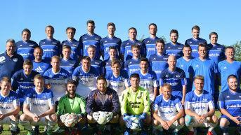 Mit diesem Kader geht der FC Mitwitz in die Saison 2017/18: (vorne von links) Luis Langbein, Markus Angermüller, Bedirhan Ari, Steffen Rubenbauer, Jan Winterstein, Johan Wrzyciel und Tobias Gentzsch; (2. Reihe): Johannes Schmidt, Christian Beiergrößlein, Marcel Föhrweiser, Lukas Wrzyciel, Savas Ari, und Spielertrainer Johannes Müller; (3. Reihe) Teammanager Harald Weißbrodt, Vorsitzender Jürgen Heidenbluth, Moritz Büttner, Mario Totzauer, Max Mayer, Lukas Fröba, Oliver Plewa, sowie die Spiell...