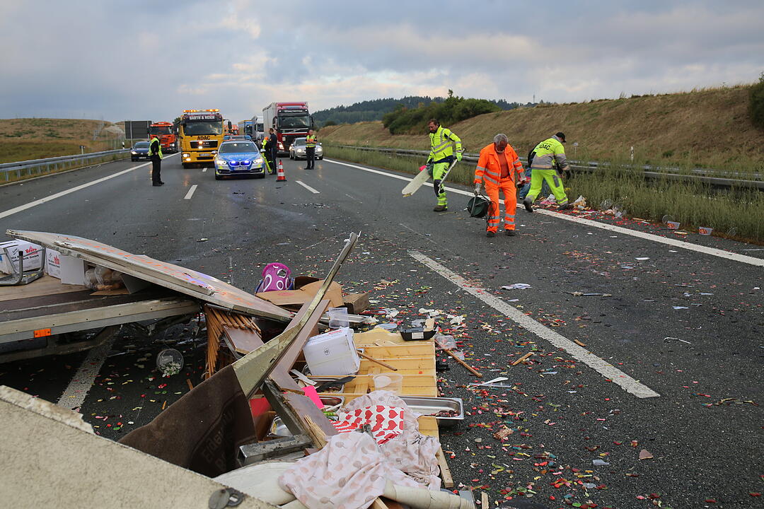 Anhänger umgekippt - Gummibärchen auf der A9 verteilt
