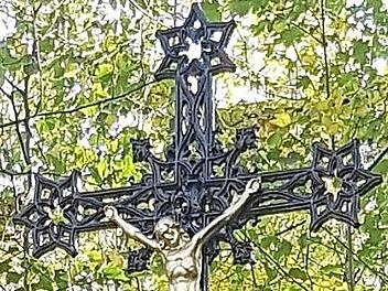 Das restaurierte Kreuz am K&ouml;stenberg Foto: J&uuml;rgen Schlee