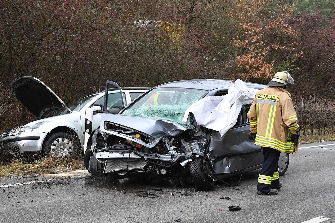 Ein schwerer Frontalzusammenstoß ist am Montagmittag zwischen Strullendorf und Bamberg passiert. Dabei wurde eine Person tödlich verletzt.