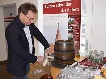 Bei der Informationsveranstaltung am Mittwoch fungierte Bürgermeister Wolfram Thein als Schankwirt, der ein Bier aus der Region zur Verkostung anbot. Helmut Will