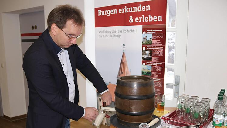Bei der Informationsveranstaltung am Mittwoch fungierte Bürgermeister Wolfram Thein als Schankwirt, der ein Bier aus der Region zur Verkostung anbot. Helmut Will