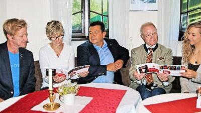 Der Lions-Club Bad Kissingen finanziert den Achtklässlern der Realschule Bad Kissingen Theaterbesuche in Maßbach. Auf unserem Bild (von links nach rechts) bei der Vorbesprechung Realschullehrer Jörg Schwerteck, die stellvertretende Schulleiterin Julia Waldner, der Past-Präsident des Lions-Clubs Wolfgang Dünisch, der neue Präsident Rainer-Maria Geisler und Theaterpädagogin Julia Kren.  Foto: Dieter Britz