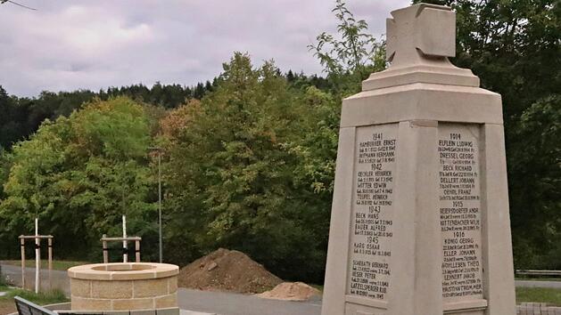 Eine schöne Anlage: das Kriegerdenkmal und der sanierte Brunnen in Birkenfeld. Der Bauausschuss lobte das gelungene Werk. Helmut Will