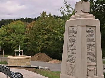Eine schöne Anlage: das Kriegerdenkmal und der sanierte Brunnen in Birkenfeld. Der Bauausschuss lobte das gelungene Werk. Helmut Will