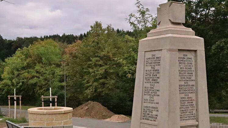 Eine schöne Anlage: das Kriegerdenkmal und der sanierte Brunnen in Birkenfeld. Der Bauausschuss lobte das gelungene Werk. Helmut Will