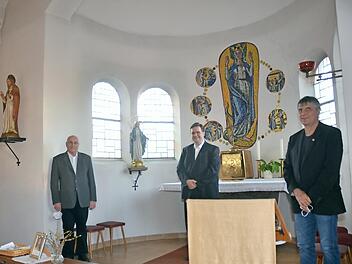 Pfarrer Detlef Pötzl (Mitte) zu Besuch in der Marienkapelle in Friedersdorf. Links Mesner Klaus Dehmel (links), rechts Pfarrgemeinderat Stefan Löffler.