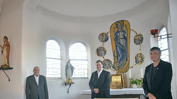 Pfarrer Detlef Pötzl (Mitte) zu Besuch in der Marienkapelle in Friedersdorf. Links Mesner Klaus Dehmel (links), rechts Pfarrgemeinderat Stefan Löffler.