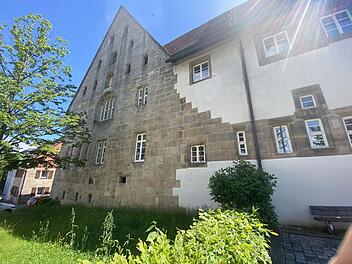 Passanten finden Neugeborenes auf Wiese in Langenzenn
