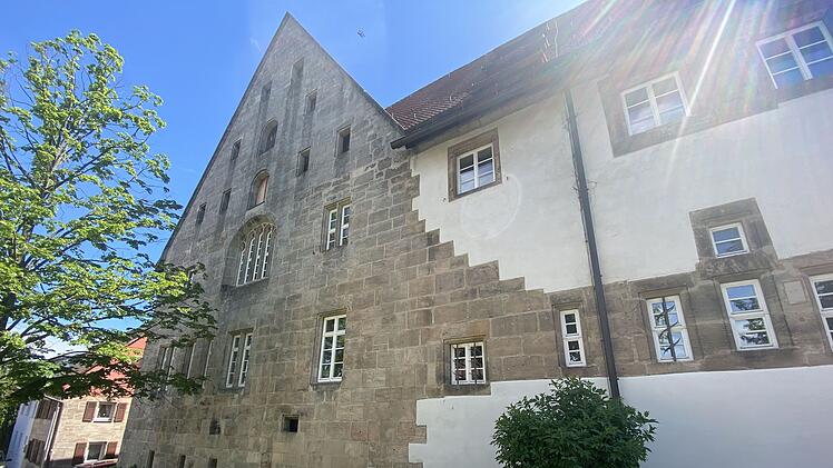 Passanten finden Neugeborenes im Freien: Einsatzkr&auml;fte suchten nach Mutter