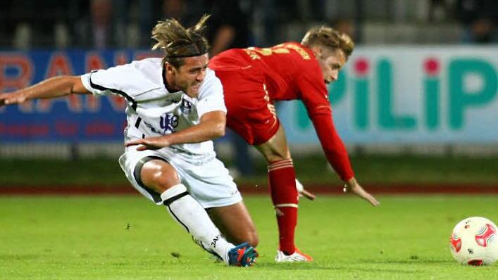 Mit vollem K&ouml;rpereinsatz gehen der Bamberger Neuzugang  Florian Wenninger (links) und Fabian H&uuml;rzeler vom FC Bayern M&uuml;nchen in diesen Zweikampf.