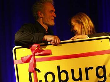 Als Erinnerung an seine ganz persönliche "Hauptstadt"bekam Franz benton von Beate Friedrich ein "Coburg"-Schild überreicht. Fotos: Katja Nauer
