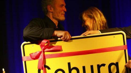 Als Erinnerung an seine ganz persönliche "Hauptstadt"bekam Franz benton von Beate Friedrich ein "Coburg"-Schild überreicht. Fotos: Katja Nauer