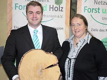 Auch der Zusammenschluss der Region zum "Netzwerk Holz und Forst" wurde vom Regionalmanagement in die Wege geleitet. Anke Barthel und Geschäftsführer Christoph Groetsch sind hier tätig.  Foto: Edgar Bartl