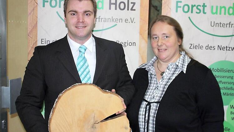Auch der Zusammenschluss der Region zum "Netzwerk Holz und Forst" wurde vom Regionalmanagement in die Wege geleitet. Anke Barthel und Geschäftsführer Christoph Groetsch sind hier tätig.  Foto: Edgar Bartl