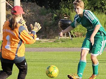 In der U17-Begegnung zwischen dem TSV Frickenhausen und FC Gollhofen scheitert Frickenhausens Jasmin Rhein an der FCG-Torhüterin Franziska Schmidt. Foto: Thomas
