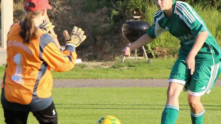 In der U17-Begegnung zwischen dem TSV Frickenhausen und FC Gollhofen scheitert Frickenhausens Jasmin Rhein an der FCG-Torhüterin Franziska Schmidt. Foto: Thomas
