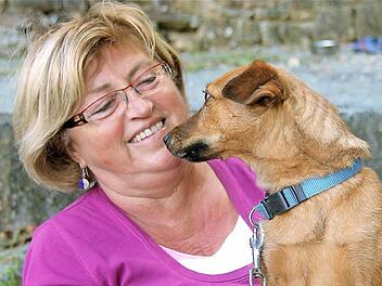 Betty Vogler-Bernhardt mit ihrer Mischlingshündin Gusti. Fotos: Gerd Schaar