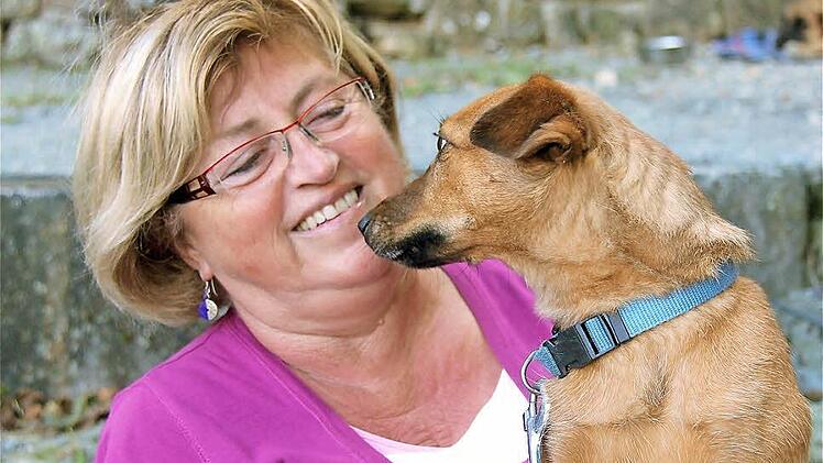 Betty Vogler-Bernhardt mit ihrer Mischlingshündin Gusti. Fotos: Gerd Schaar