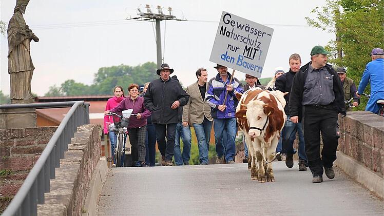 Rechts vorne: Alfred Greubel. zieht mit seinen Unterstützern los. Foto: Gerd Schaar