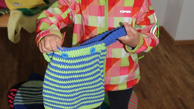 Klara Scheibe (4) hat etwas gefunden: eine Häkeltasche.