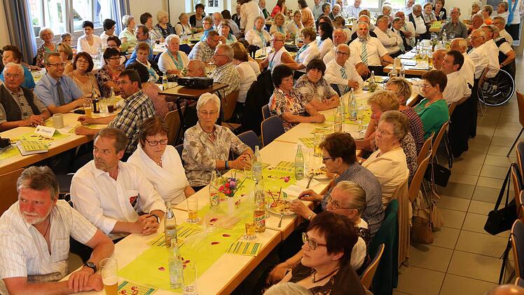 Volles Haus im Pfarrsaal. Foto: Franz Galster
