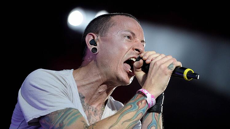 Chester Bennington, Frontm,ann von "Linkin Park" war kurz vor seinem Selbstmord noch bei "Carpool Karaoke" zu Gast. Foto: Symbolbild / EPA / Marcel van Hoorn / dpa