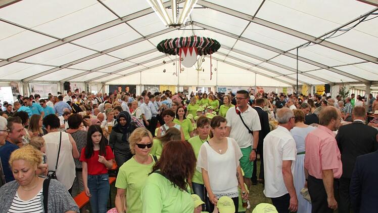 Der Einmarsch ins Festzelt Foto: Veronika Schadeck