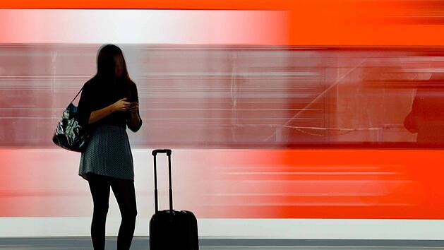 Wie die Deutsche Bahn mitteilte, kam es am Freitagabend zu erheblichen Behinderungen auf der Strecke zwischen Lichtenfels und Ebersdorf.  Symbolfoto: Peter Steffen/dpa
