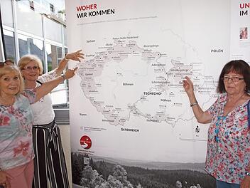Auf der Landkarte zeigen sie ihre Herkunftsorte: Margit Schödlbauer (links), die ebenso wie die Eltern von Heidi Engelhardt (2. v. li.) aus Graslitz in Westböhmen stammt, sowie Elisabeth Hallermeier (rechts), deren Heimat das Altvatergebiet war. Foto: Alfred Thieret