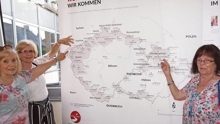 Auf der Landkarte zeigen sie ihre Herkunftsorte: Margit Schödlbauer (links), die ebenso wie die Eltern von Heidi Engelhardt (2. v. li.) aus Graslitz in Westböhmen stammt, sowie Elisabeth Hallermeier (rechts), deren Heimat das Altvatergebiet war. Foto: Alfred Thieret